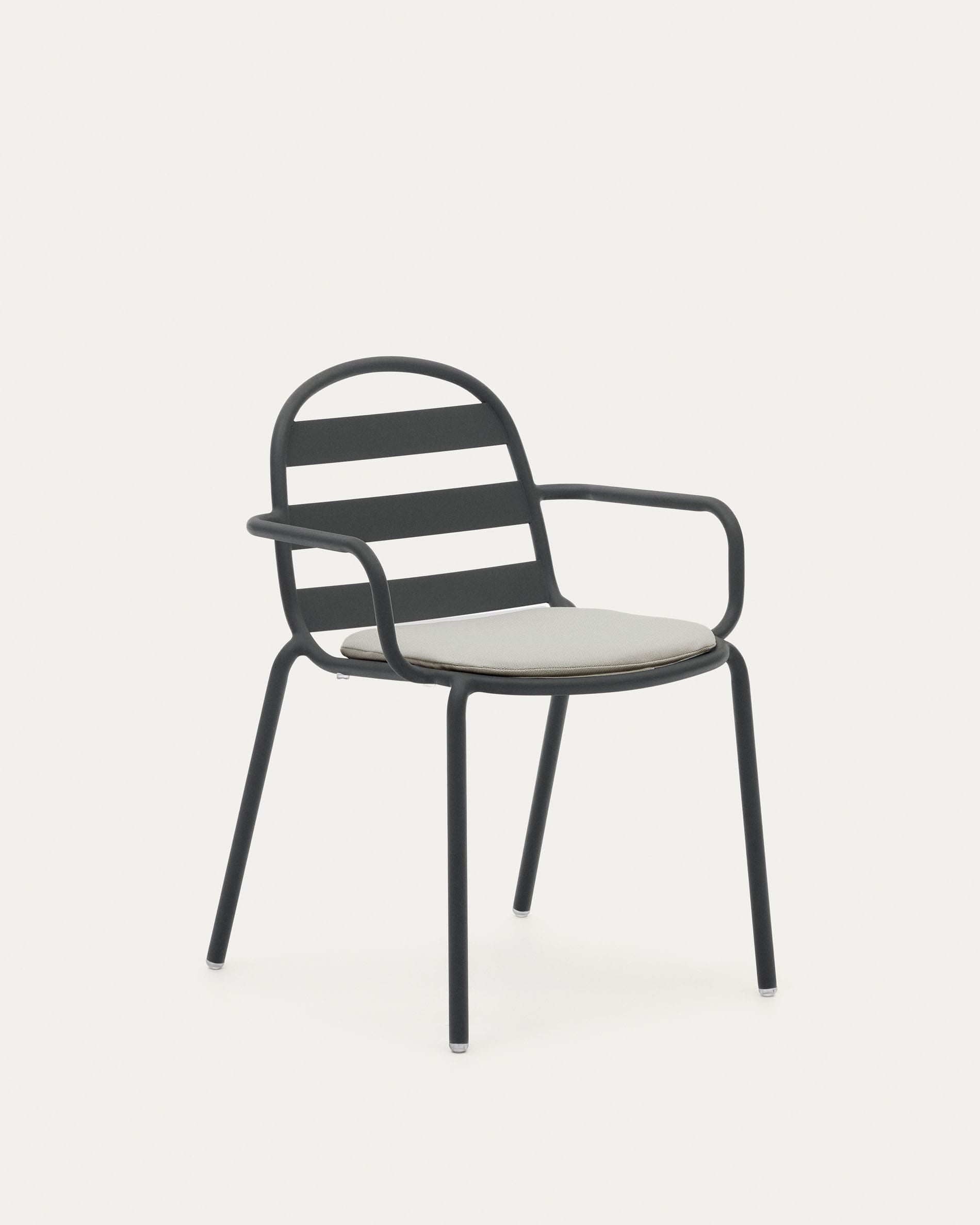 Das graue Stuhlkissen Joncols von Kave Home (43x41 cm) kombiniert Komfort und modernes Design, ideal für stilvolle Sitzgelegenheiten.