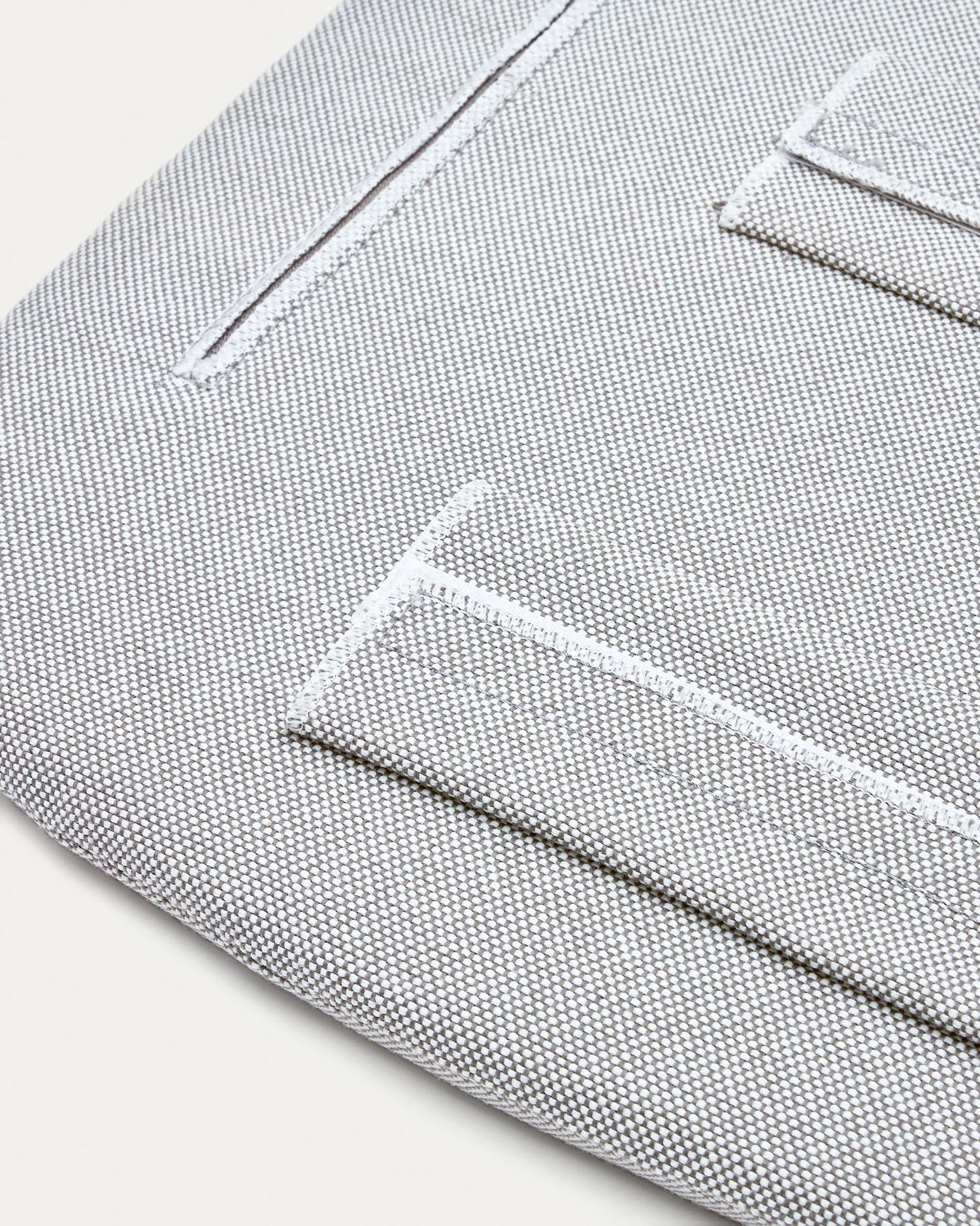 Das graue Kissen Joncols (43x41 cm) von Kave Home vereint stilvolles Design und hohen Komfort, ideal für entspannte Stunden im Freien.