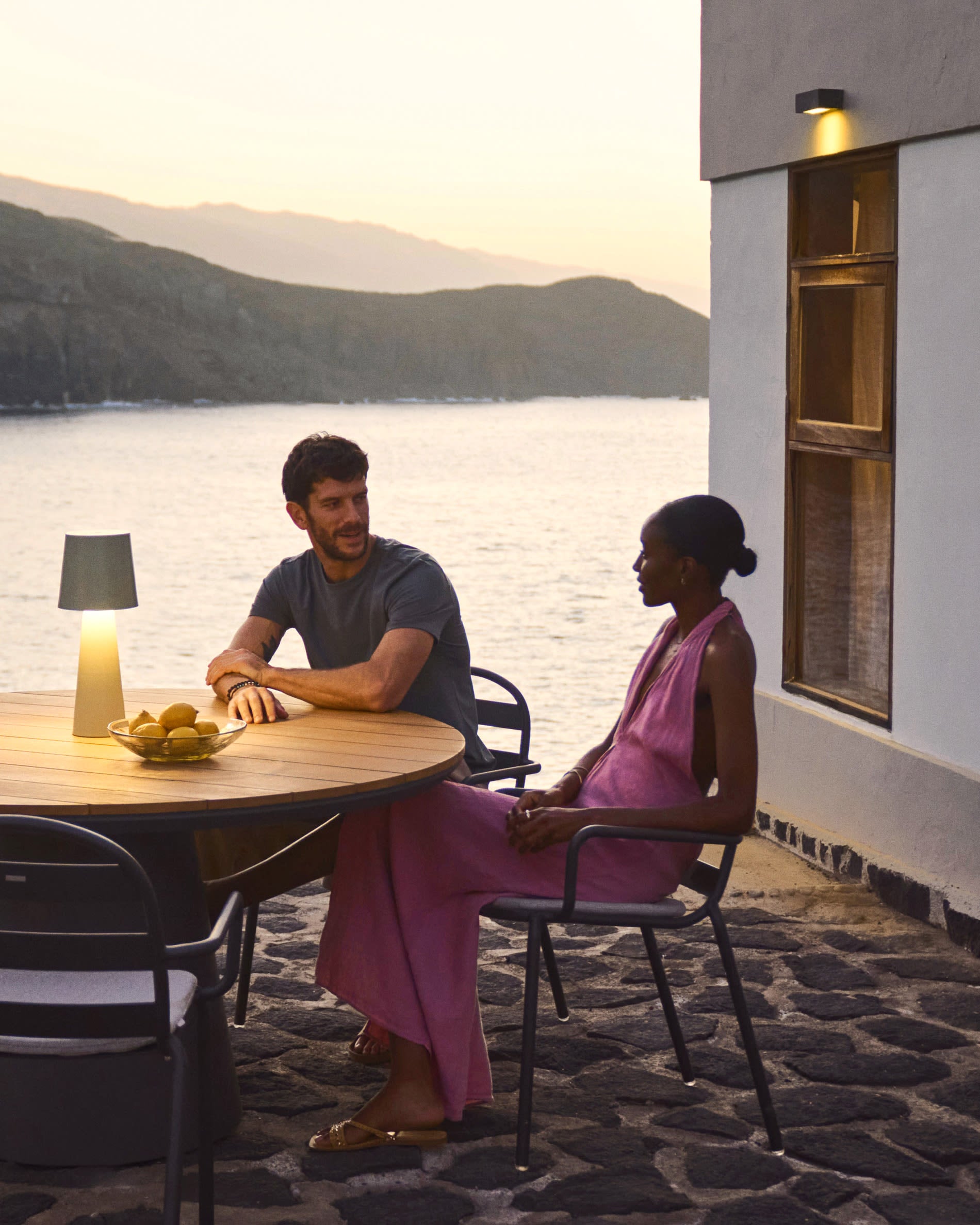 Das graue Stuhlkissen Joncols (43x41 cm) von Kave Home kombiniert zeitgemässes Design mit bequemem Sitzkomfort.