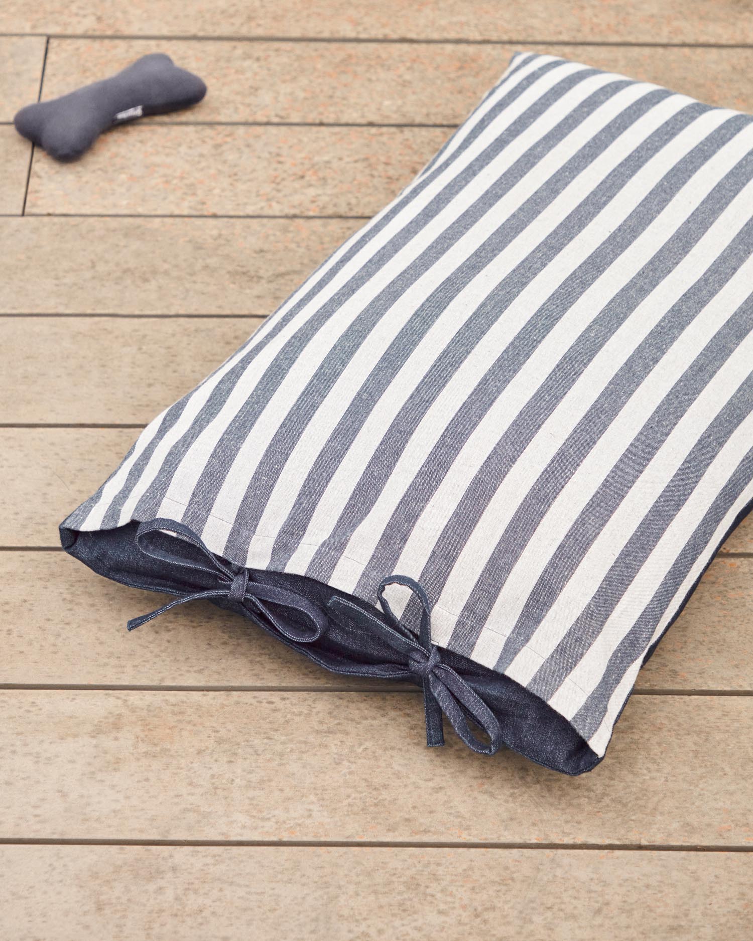 Tabby Kissen aus 100% Baumwolle, 40x60 cm, mit stilvollem Streifenmuster. Perfekt für gemütliche und moderne Wohnräume.