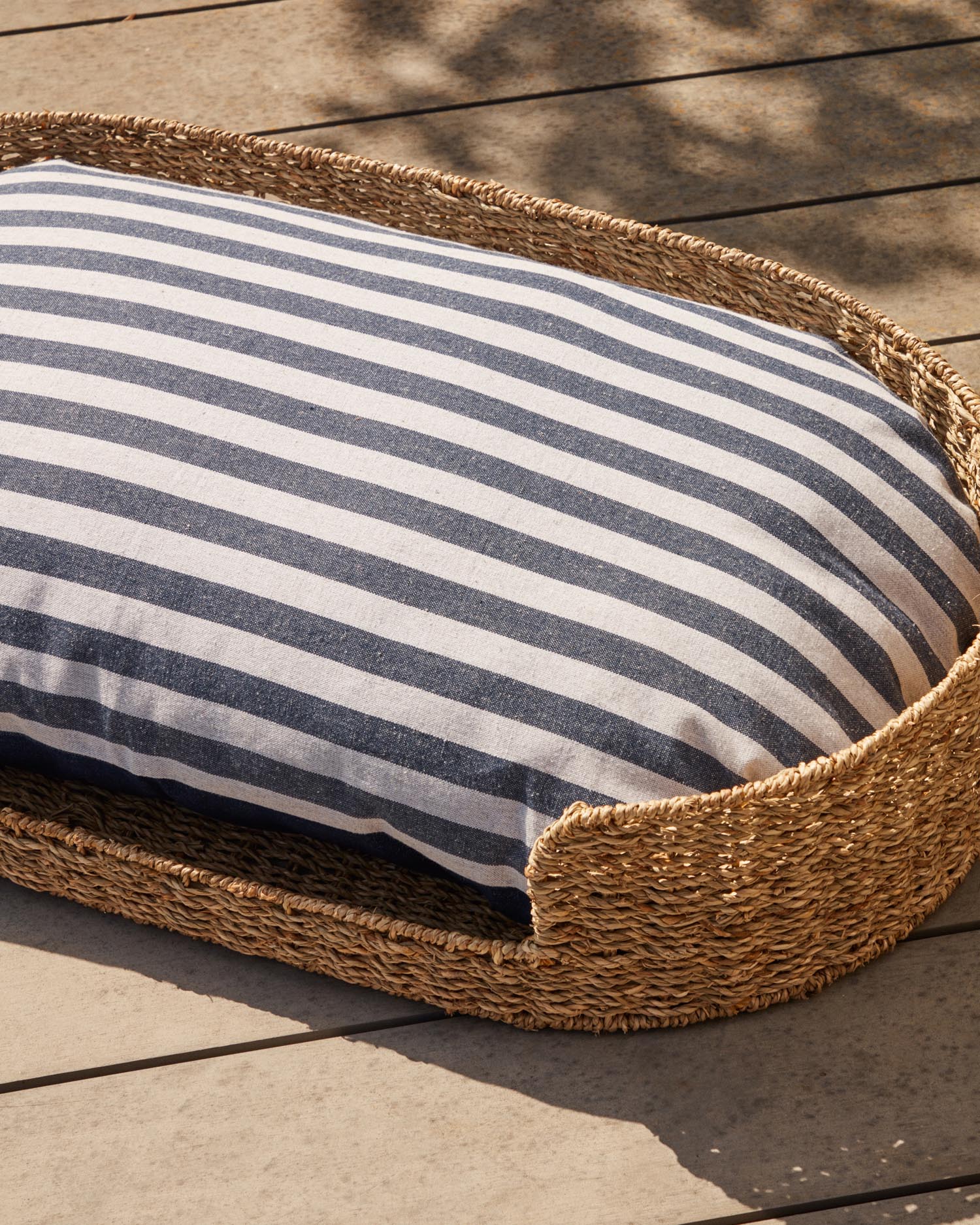 Tabby Kissen 40x60 cm aus reiner Baumwolle mit elegantem Streifenmuster. Ideal für stilvolle und komfortable Wohnräume.