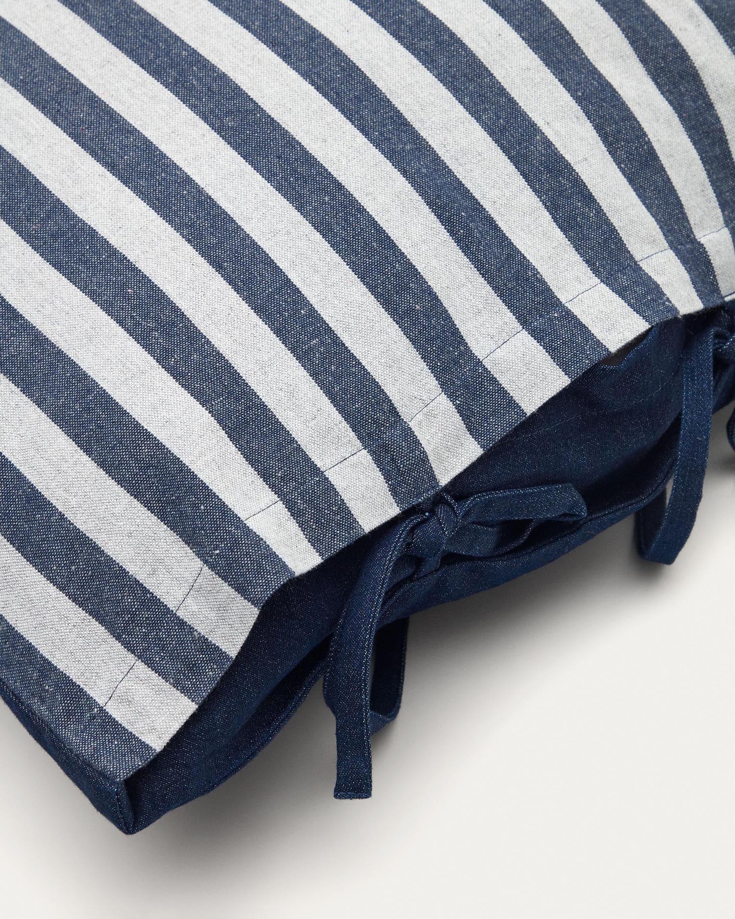 Entdecken Sie das Tabby Kissen von Kave Home: 100% Baumwolle, hypoallergen, stilvolles Streifendesign, ideal für Haustiere und pflegeleicht.