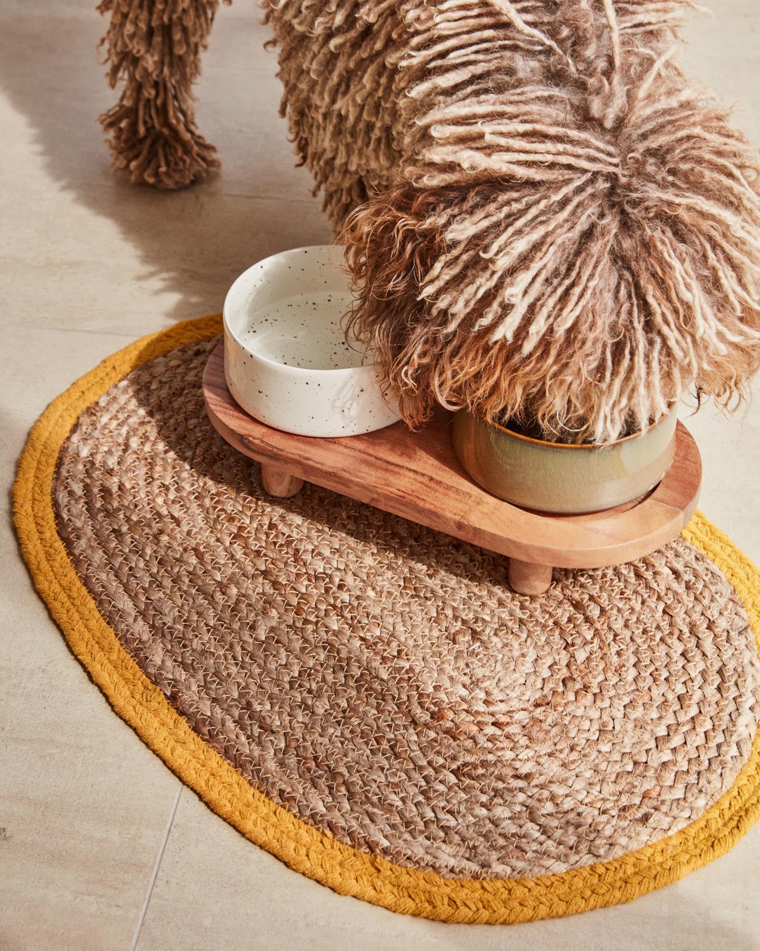 Elegantes Dumbi Set mit 2 Keramik-Futternäpfen und nachhaltigem Holzgestell, Ø 14 cm, ideal für stilvolle Haustierfütterung.