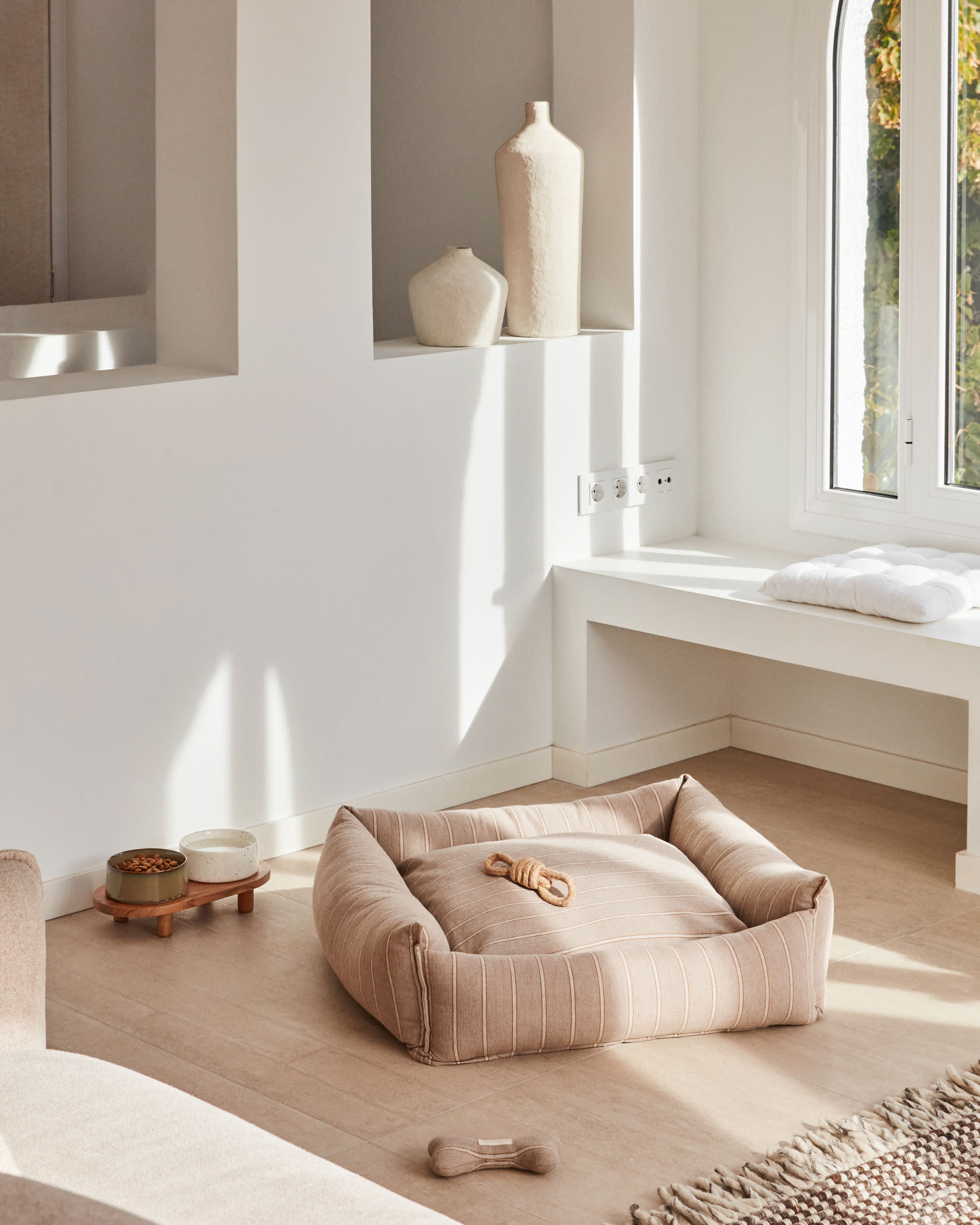 Stilvolles Set aus 2 Futternäpfen mit FSC-zertifiziertem Holzgestell, in Weiss und Braun, Ø 14 cm, ideal für Haustiere und modernes Design.