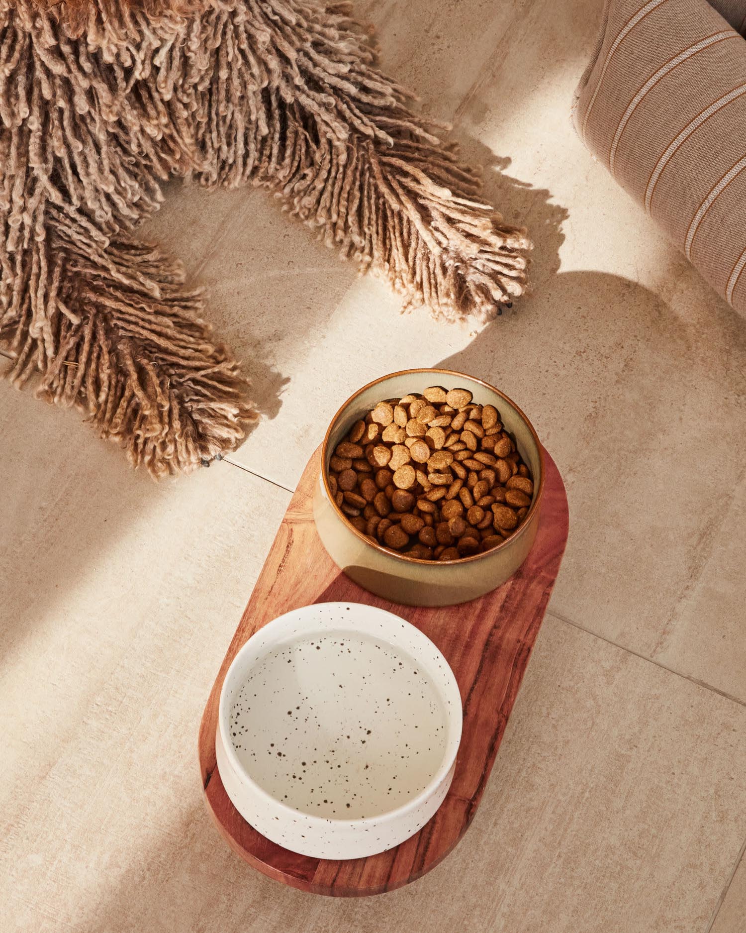 Stilvolles Set aus zwei Futternäpfen mit Holzgestell, FSC-zertifiziert, in Weiss und Braun, Ø 14 cm, perfekt für Haustiere, modern und funktional.