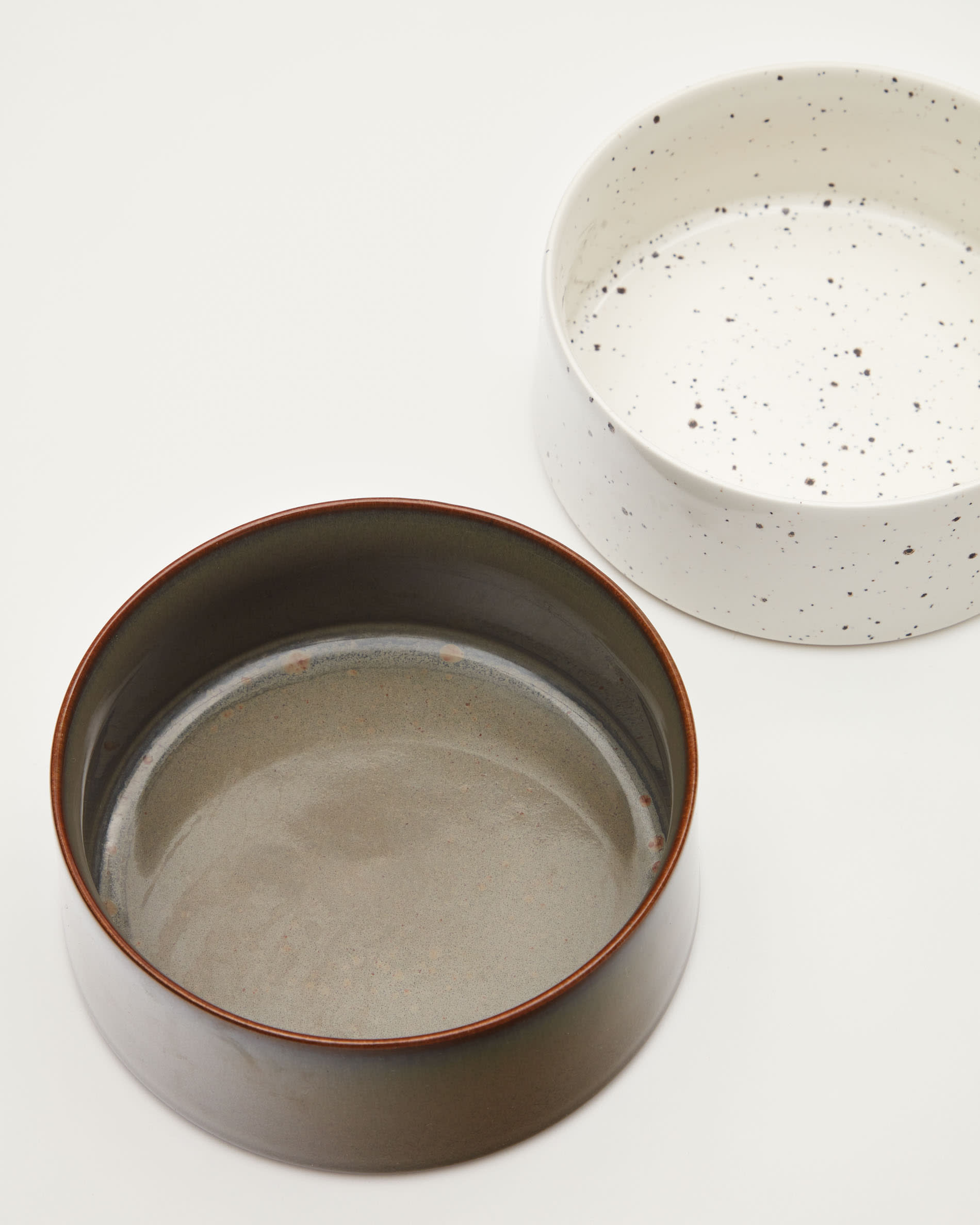 Das Dumbi Set aus 2 eleganten, weißen Keramiknäpfen (Ø 14 cm) bietet stilvolle Fütterungslösungen für kleine bis mittelgroße Haustiere.