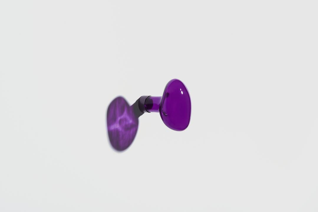 Kleiderhaken Bubble in Limette aus mundgeblasenem, lackiertem Glas mit rundem Blasen-Design und mattem Stahl-Befestigungssystem an weisser Wand.