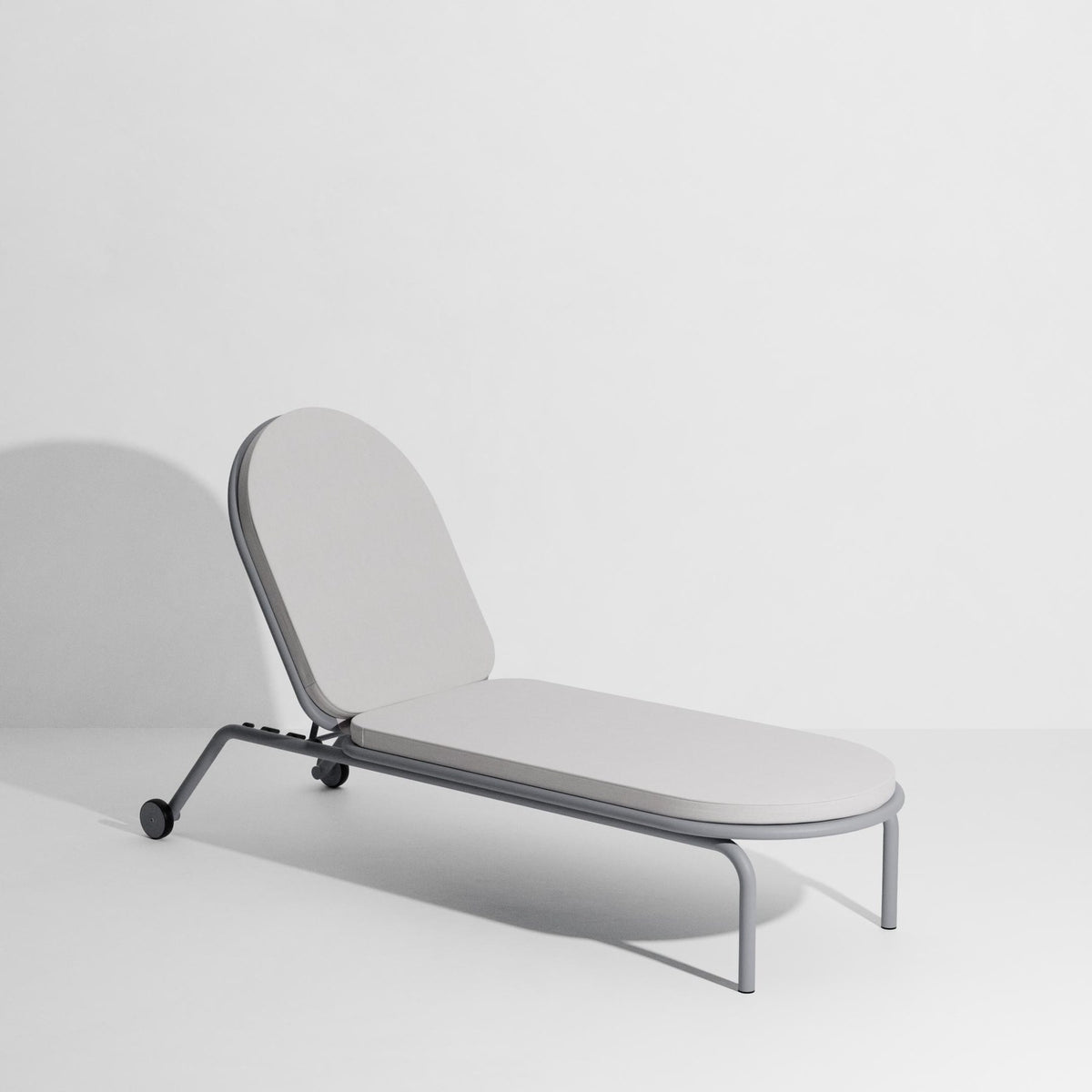 Liegenkissen der Week-End Kollektion von Petite Friture in Nussbaum, aus Dry Foam und spinngefärbtem Acrylstoff, mit Klettverschluss befestigt.