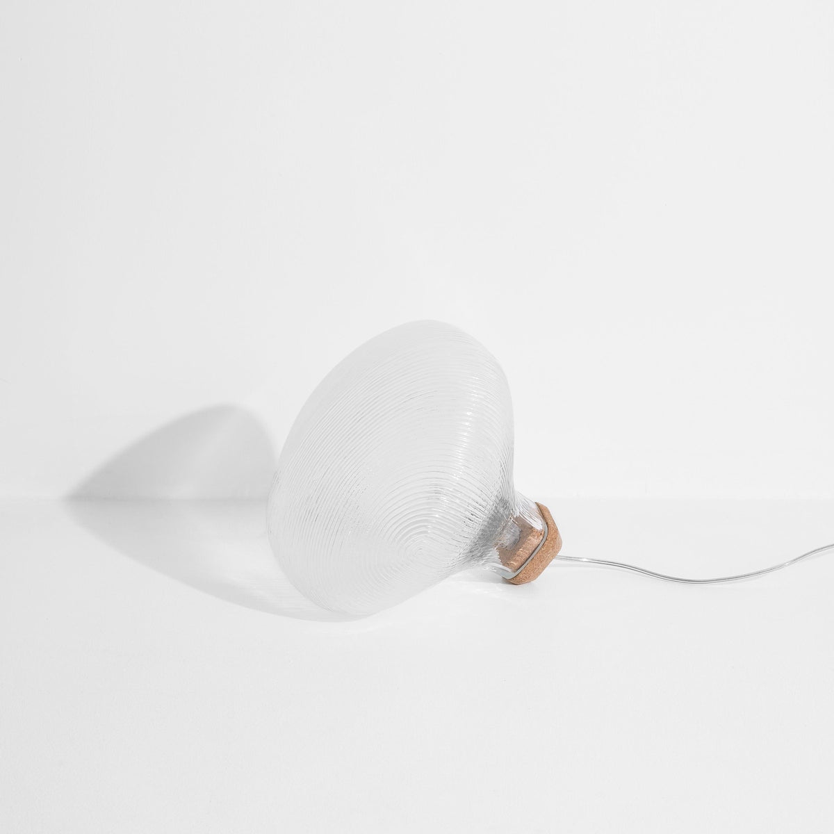 Transparente Tischleuchte Tidelight aus mundgeblasenem Glas mit Kork-Sockel und sichtbarem transparentem Kunststoffkabel, Hersteller Petite Friture.