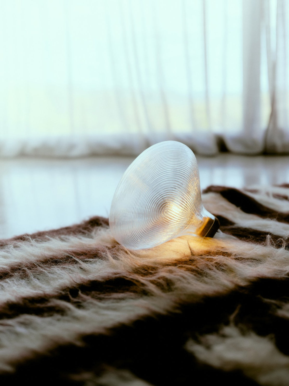 Transparente Tischleuchte Tidelight aus mundgeblasenem Glas mit Kork-Sockel und sichtbarem transparentem Kunststoffkabel, Hersteller Petite Friture.