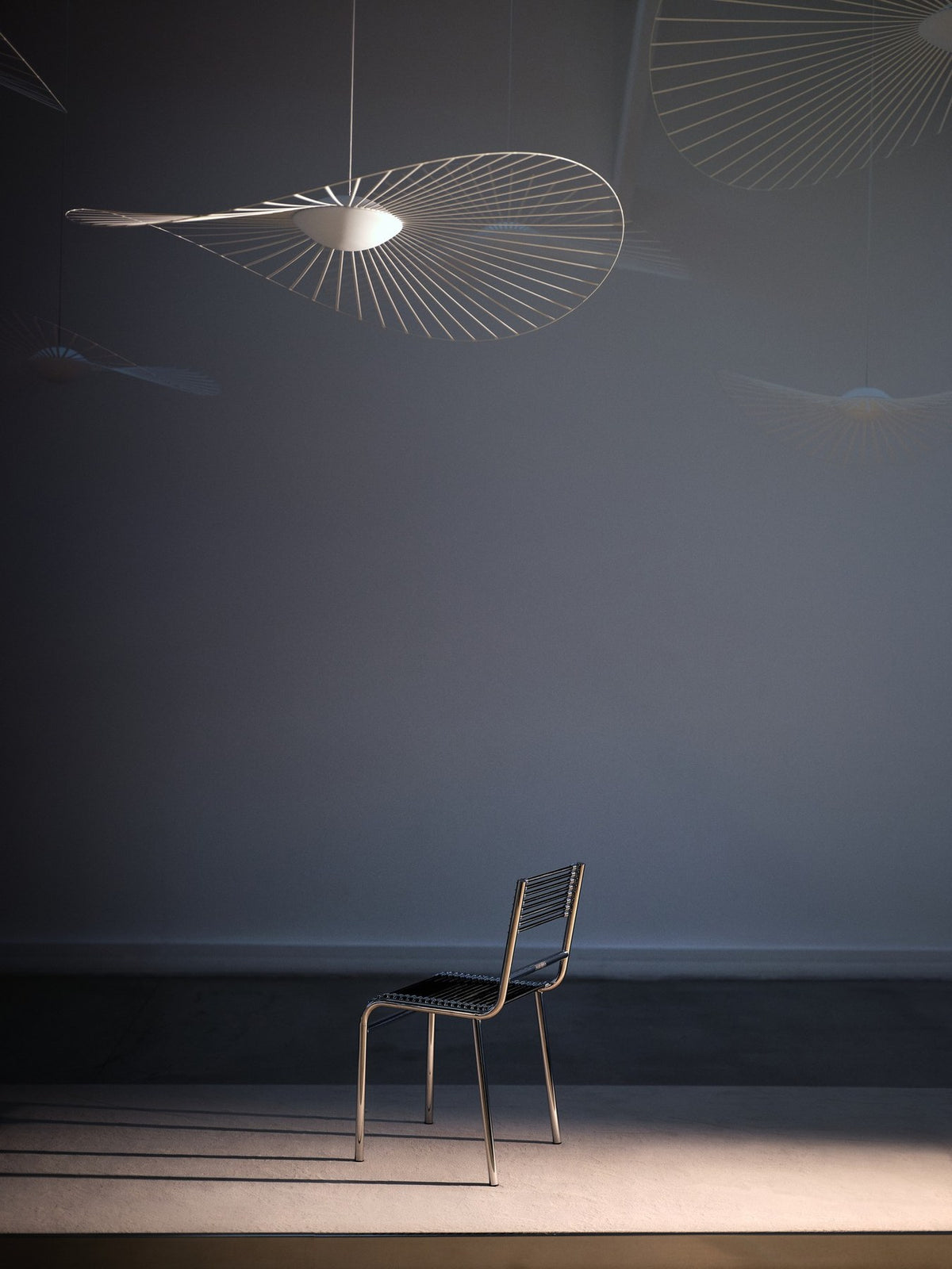 Pendelleuchte Vertigo in Schwarz mit filigranem Schirm aus Stahl, Fiberglas und Polyurethanbändern, Durchmesser 140cm, Höhe 15cm.