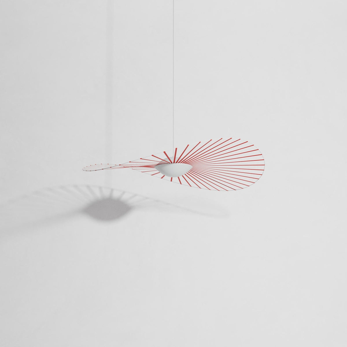 Pendelleuchte Vertigo Nova von Petite Friture in Zinnoberrot mit Schirm aus Fiberglas, Stahl und Polyurethanbändern, Durchmesser 110 cm.