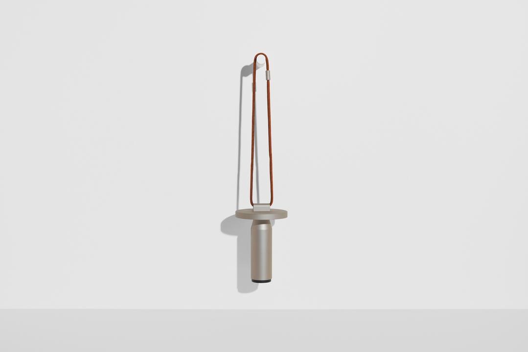 Tragbare Leuchte Quasar von Petite Friture in Grau, aus pulverbeschichtetem Aluminium mit geflochtenem Seil und rundem Lampenkopf.