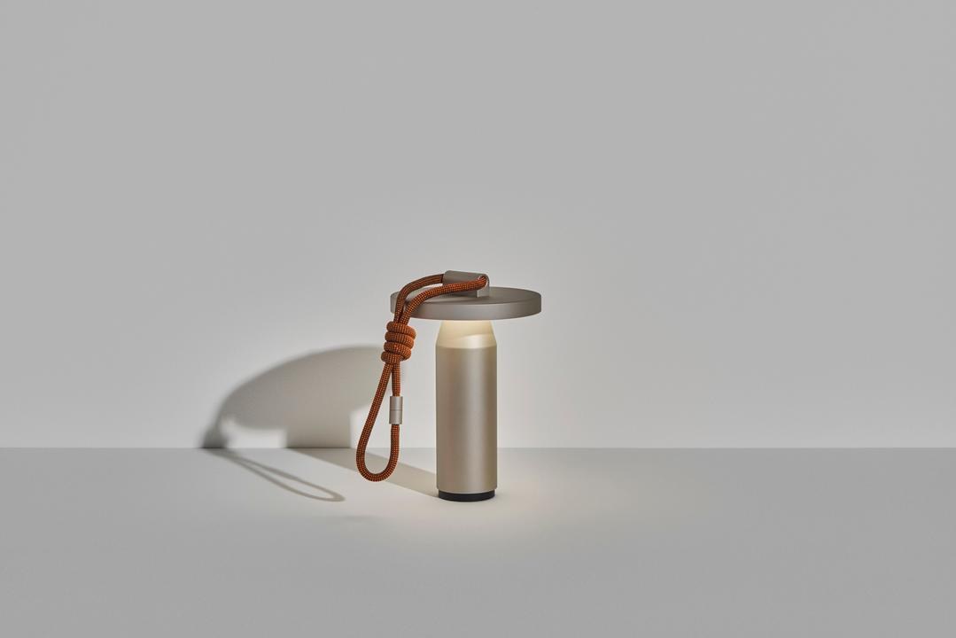 Tragbare Leuchte Quasar von Petite Friture in Grau, aus pulverbeschichtetem Aluminium mit geflochtenem Seil und rundem Lampenkopf.