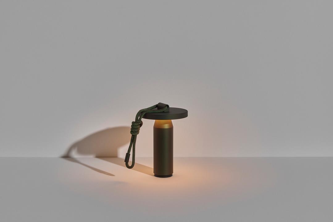 Tragbare Leuchte Quasar von Petite Friture in Grau, aus pulverbeschichtetem Aluminium mit geflochtenem Seil und rundem Lampenkopf.