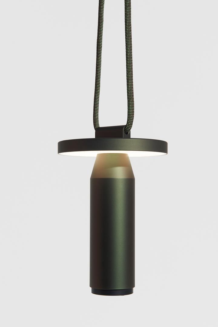 Tragbare Leuchte Quasar von Petite Friture in Grau, aus pulverbeschichtetem Aluminium mit geflochtenem Seil und rundem Lampenkopf.