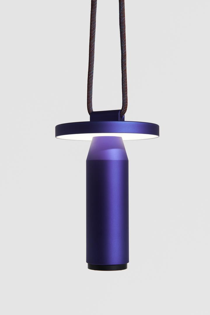 Tragbare Leuchte Quasar von Petite Friture in Grau, aus pulverbeschichtetem Aluminium mit geflochtenem Seil und rundem Lampenkopf.