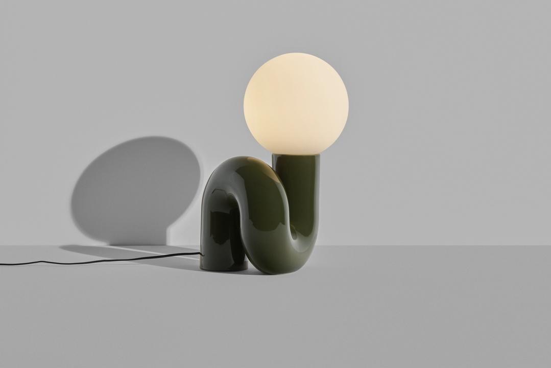 Grosse Tischlampe Neotenic von Petite Friture mit glänzend kirschrot glasiertem Keramiksockel und sandgestrahltem weissem Glasglobus in geschwungener Form.