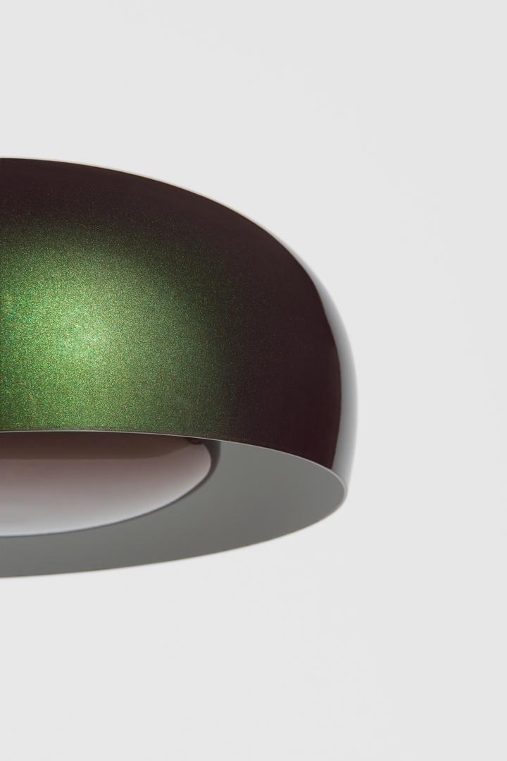 Kleine Pendelleuchte Brush von Petite Friture mit Lampenschirm aus Aluminium in Kuppel- und Pastillenform, Gestell aus Stahl, Farbe Beetle.