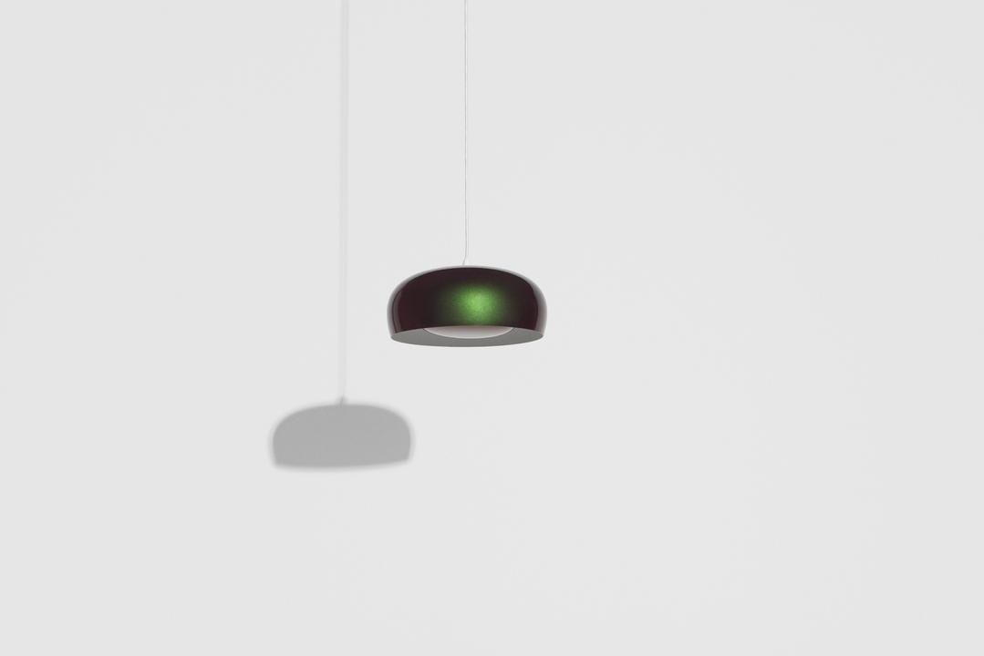 Kleine Pendelleuchte Brush von Petite Friture mit Lampenschirm aus Aluminium in Kuppel- und Pastillenform, Gestell aus Stahl, Farbe Beetle.