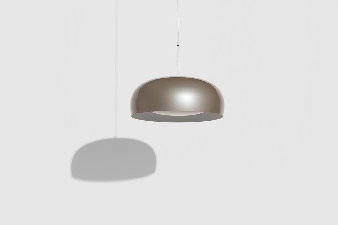 Pendelleuchte Brush Large von Petite Friture in Grau, runder Lampenschirm aus Aluminium mit Gestell aus Stahl, Baldachin weiss.
