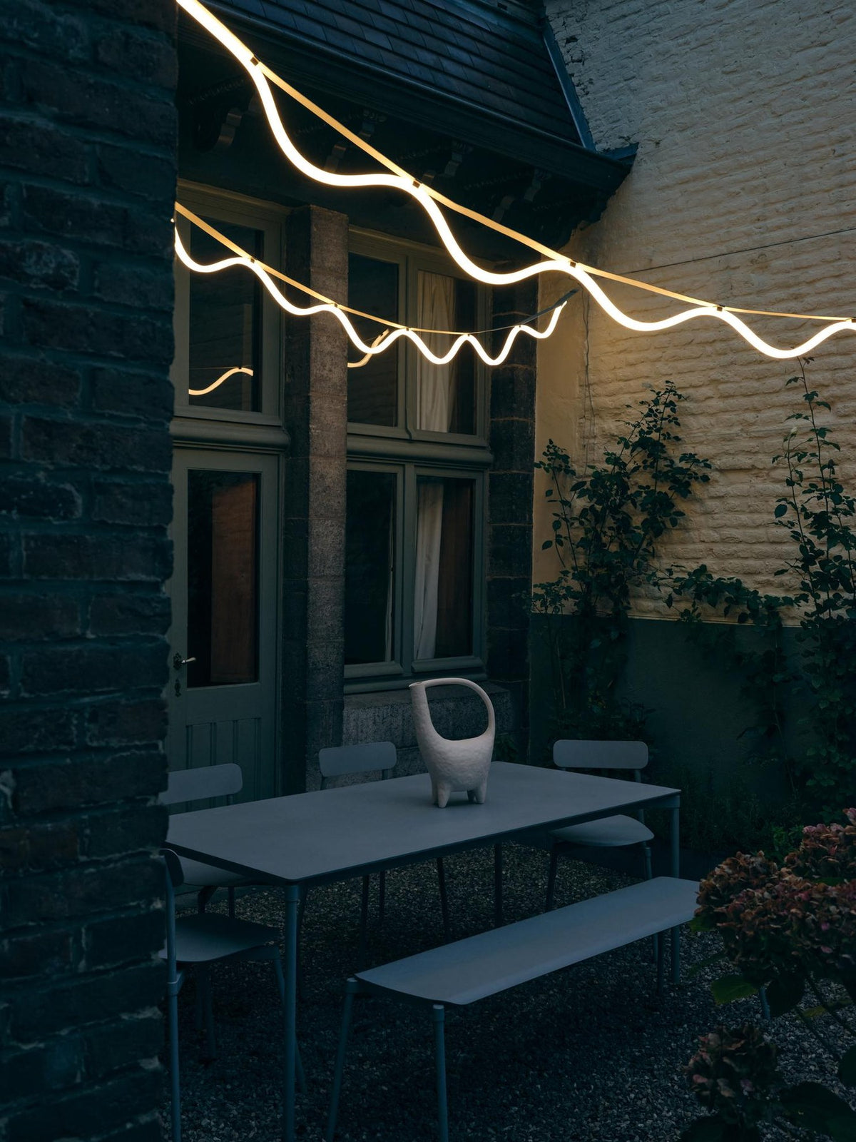 Pendelleuchte Spline in Braun/Orange aus Polyester, Silikon und Aluminium, mit langem LED-Lichtband und gewebtem Seil für Innen- und Aussenbereich.
