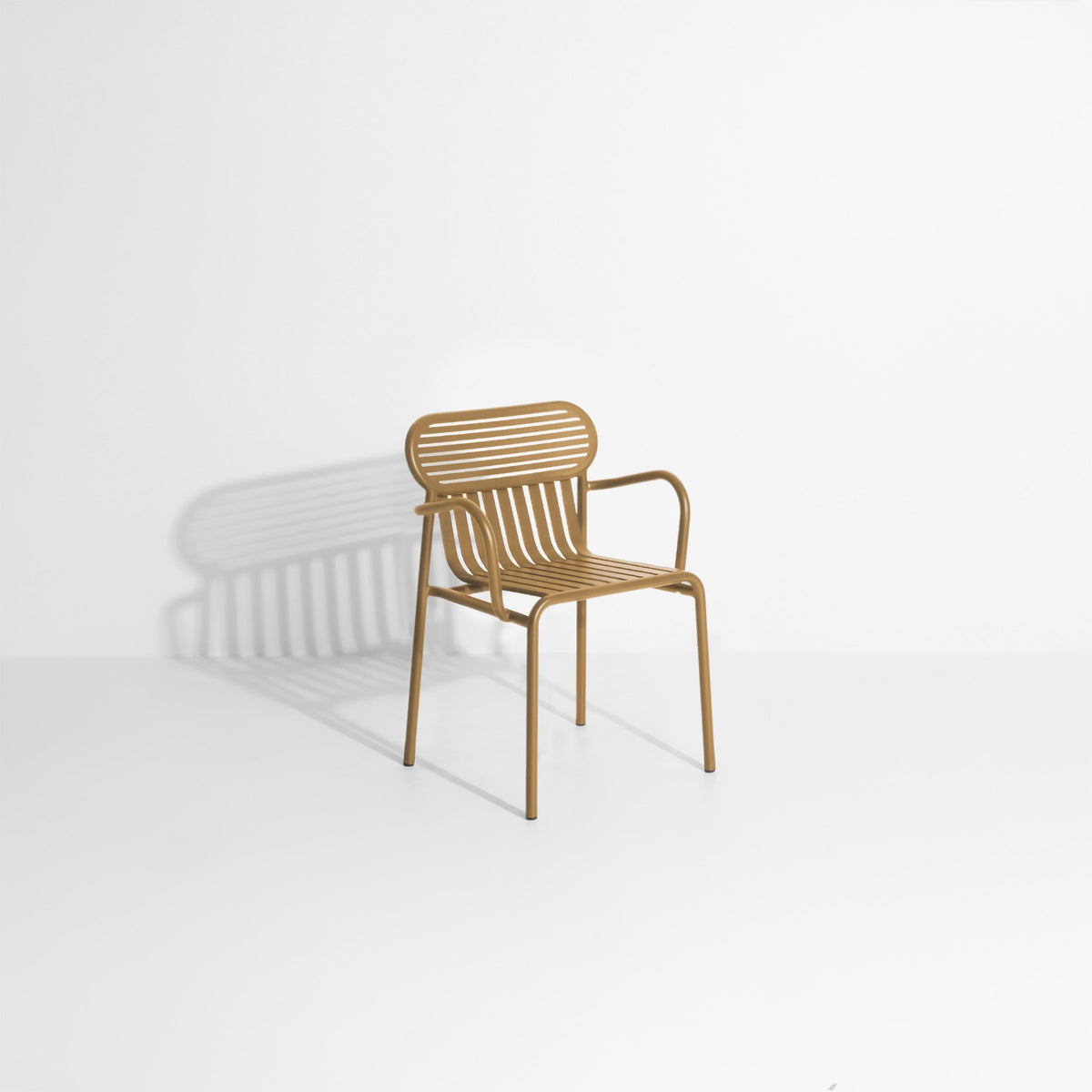 Week-End Gartenstuhl mit Armlehne von Petite Friture in Gold, aus Aluminium mit gerahmter ovaler Form und horizontalen Lamellen.