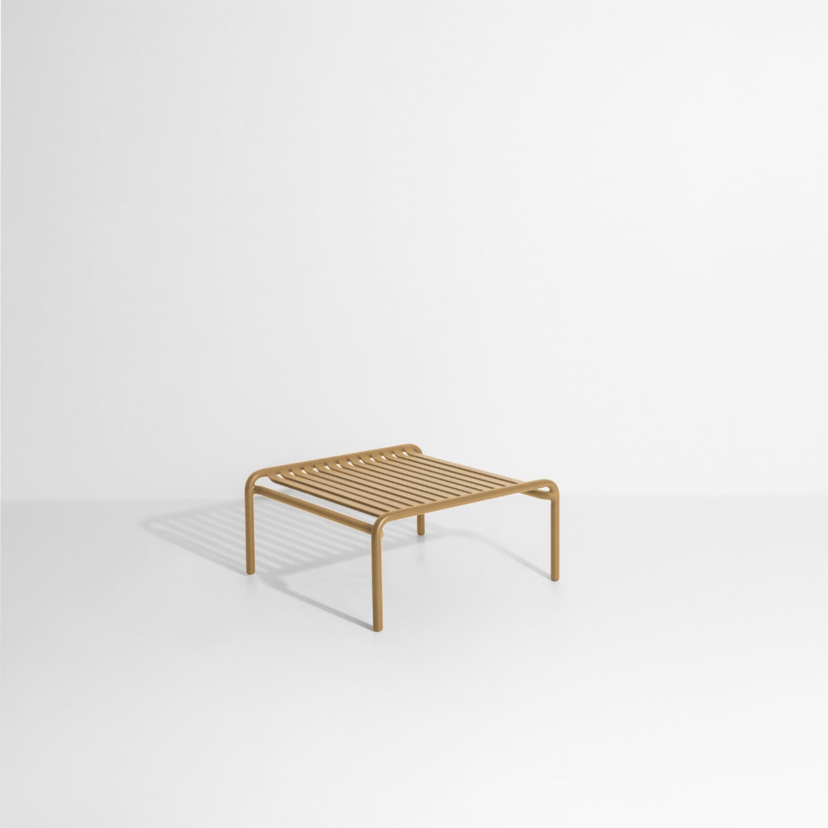 Week-End Coffee Table small von Petite Friture in Gold: ovaler Loungetisch aus Aluminium mit horizontalen und vertikalen Lamellenstreifen.