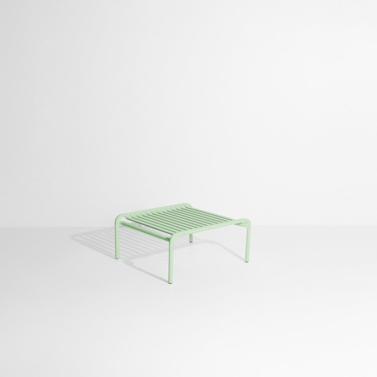Week-End Coffee Table small von Petite Friture in Gold: ovaler Loungetisch aus Aluminium mit horizontalen und vertikalen Lamellenstreifen.