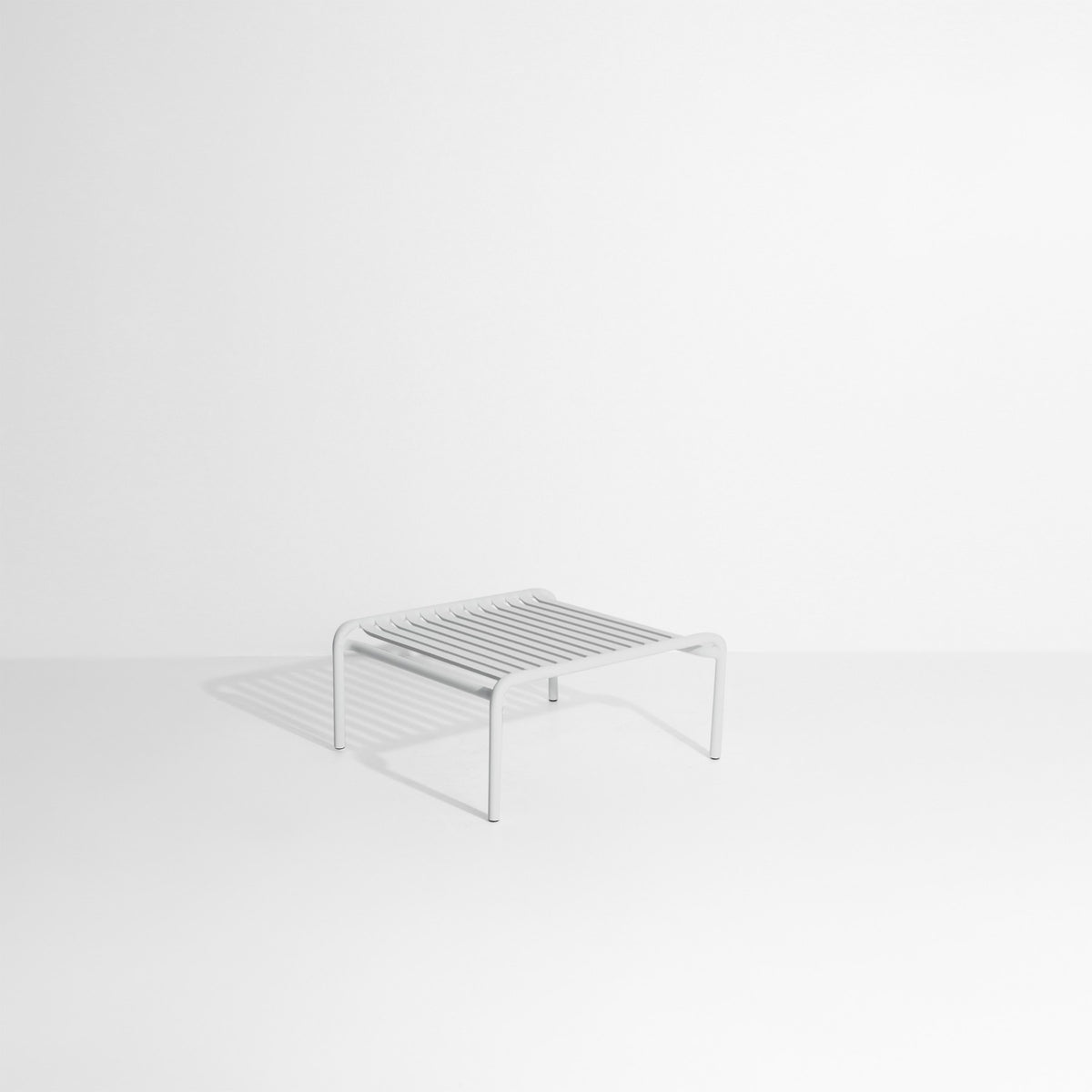 Week-End Coffee Table small von Petite Friture in Gold: ovaler Loungetisch aus Aluminium mit horizontalen und vertikalen Lamellenstreifen.