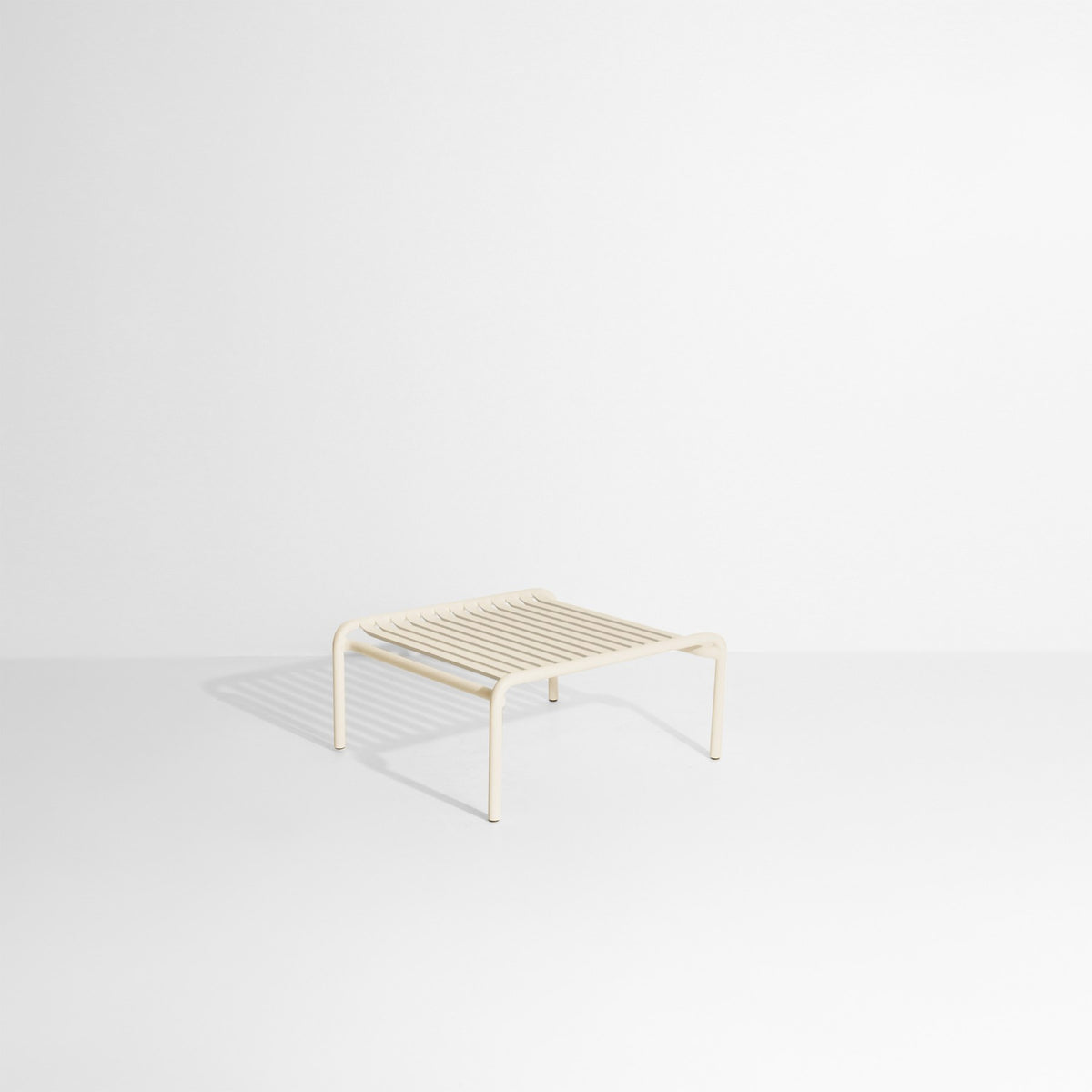 Week-End Coffee Table small von Petite Friture in Gold: ovaler Loungetisch aus Aluminium mit horizontalen und vertikalen Lamellenstreifen.