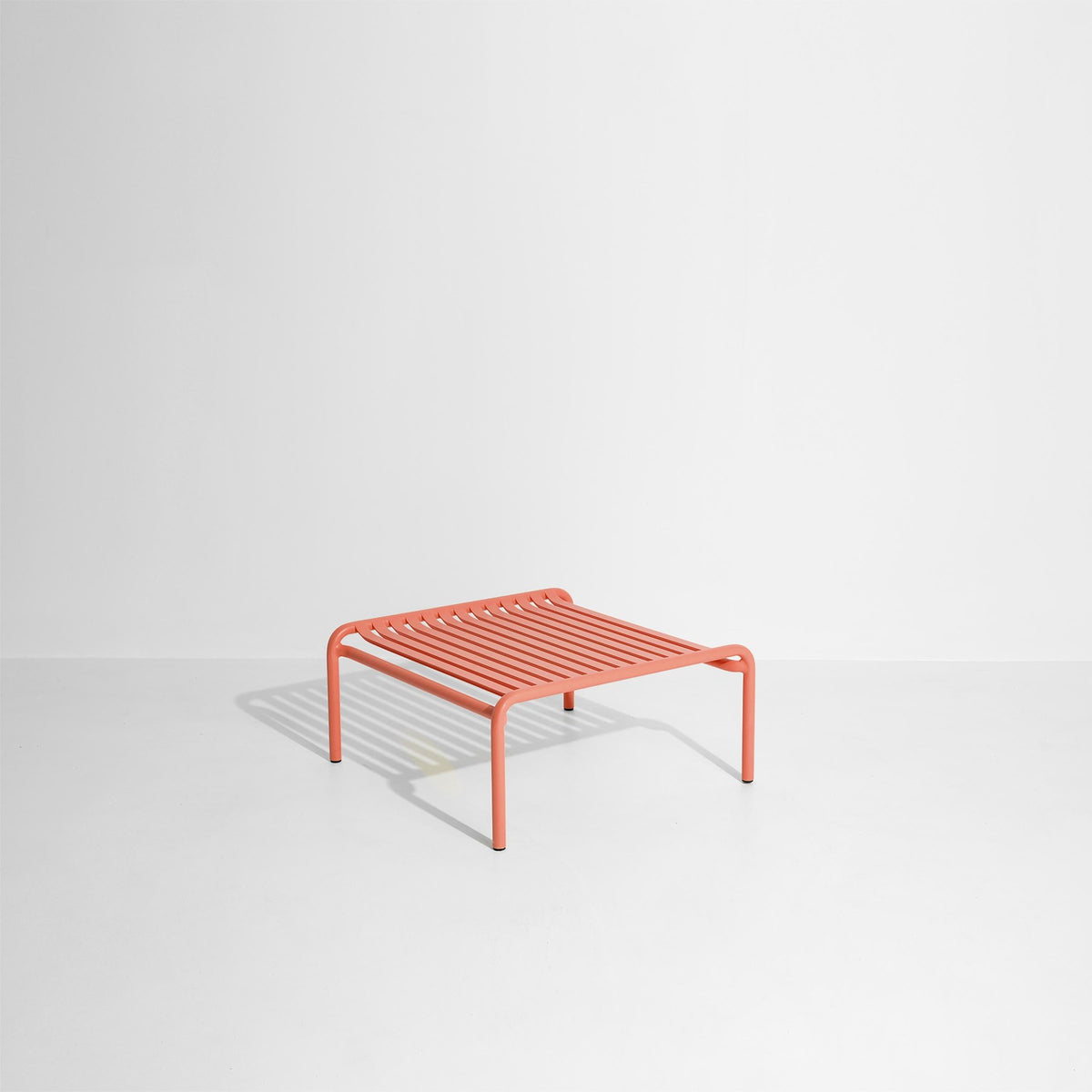 Week-End Coffee Table small von Petite Friture in Gold: ovaler Loungetisch aus Aluminium mit horizontalen und vertikalen Lamellenstreifen.