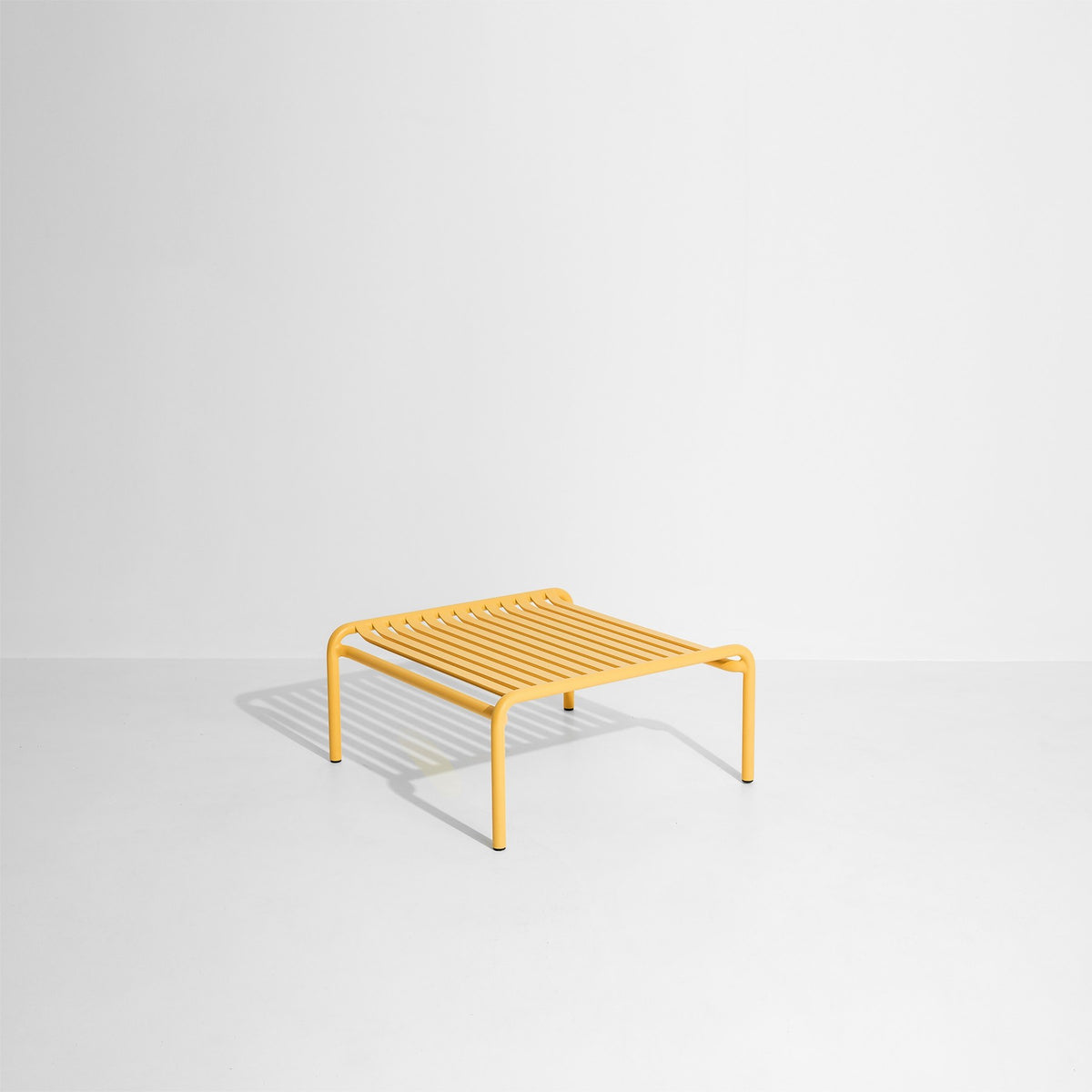 Week-End Coffee Table small von Petite Friture in Gold: ovaler Loungetisch aus Aluminium mit horizontalen und vertikalen Lamellenstreifen.