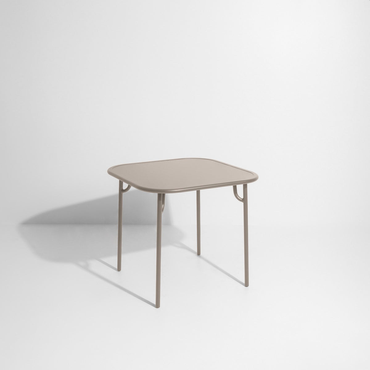 Week-End Coffee Table small von Petite Friture in Gold: ovaler Loungetisch aus Aluminium mit horizontalen und vertikalen Lamellenstreifen.