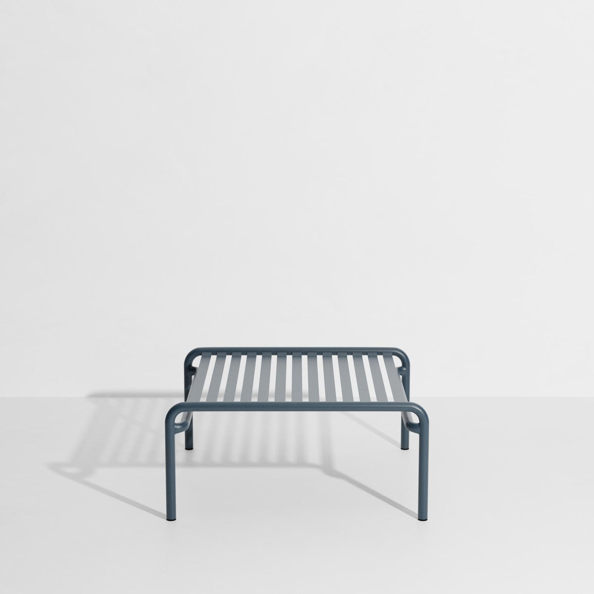 Week-End Coffee Table small von Petite Friture in Gold: ovaler Loungetisch aus Aluminium mit horizontalen und vertikalen Lamellenstreifen.