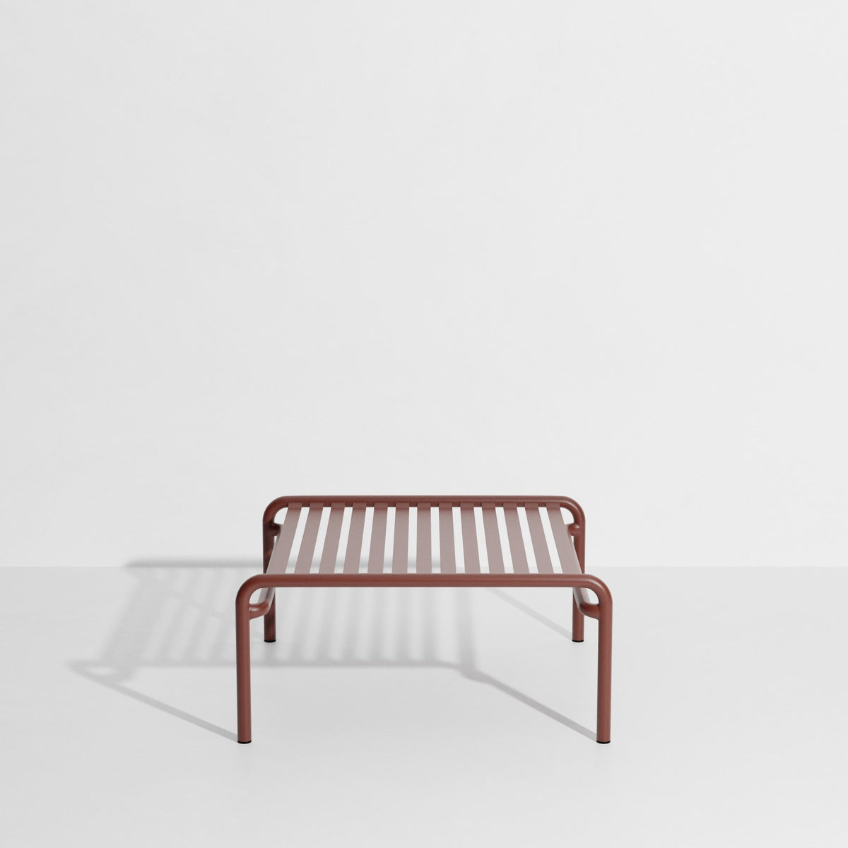 Week-End Coffee Table small von Petite Friture in Gold: ovaler Loungetisch aus Aluminium mit horizontalen und vertikalen Lamellenstreifen.