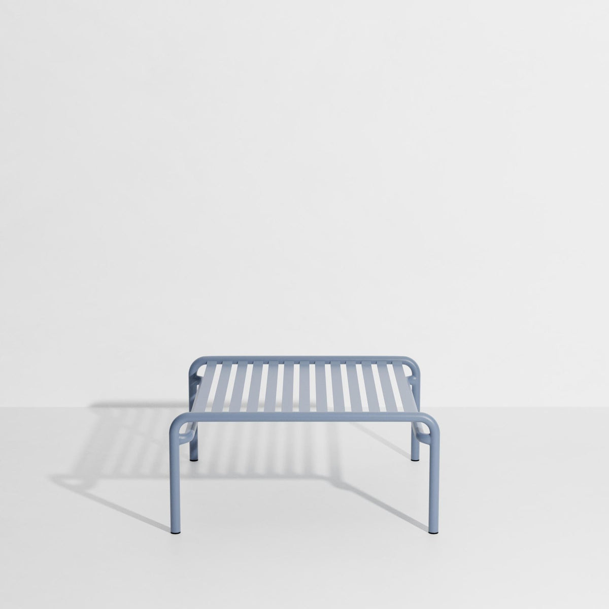 Week-End Coffee Table small von Petite Friture in Gold: ovaler Loungetisch aus Aluminium mit horizontalen und vertikalen Lamellenstreifen.