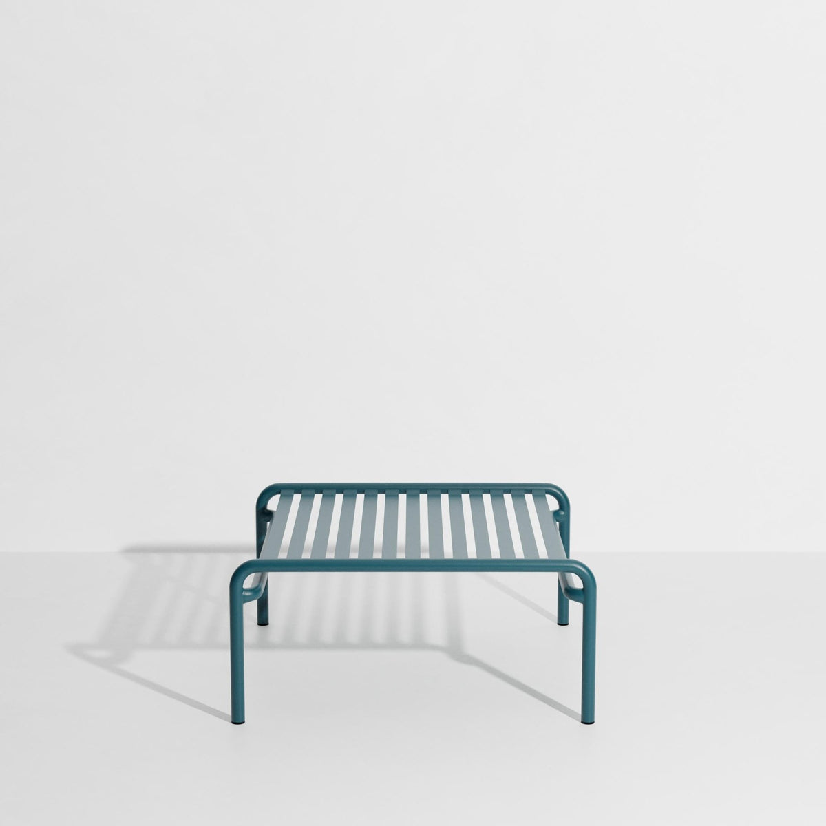 Week-End Coffee Table small von Petite Friture in Gold: ovaler Loungetisch aus Aluminium mit horizontalen und vertikalen Lamellenstreifen.