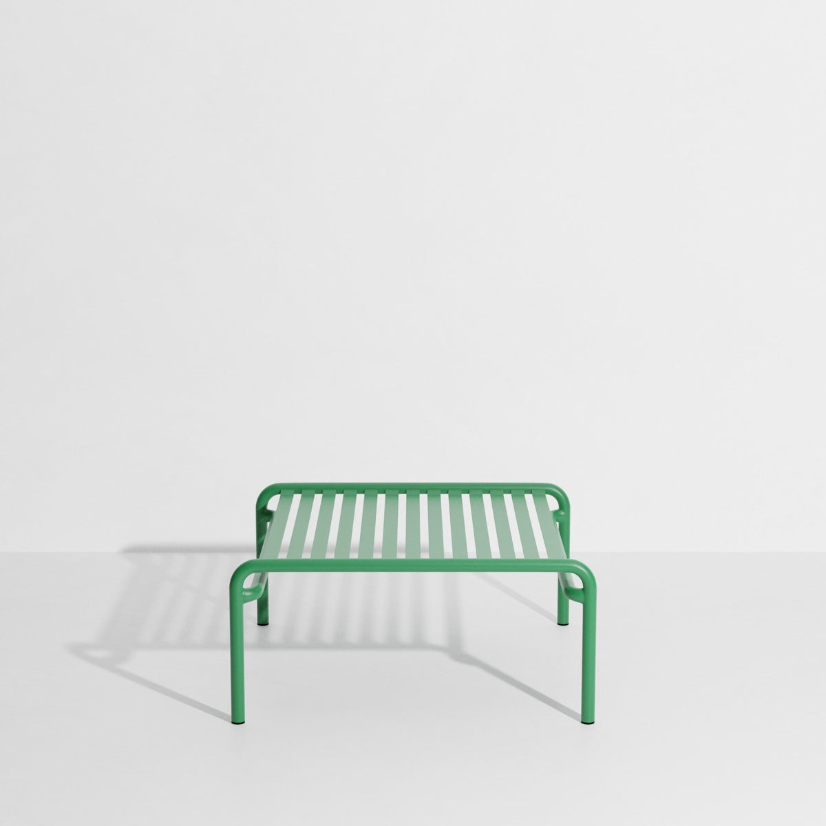 Week-End Coffee Table small von Petite Friture in Gold: ovaler Loungetisch aus Aluminium mit horizontalen und vertikalen Lamellenstreifen.