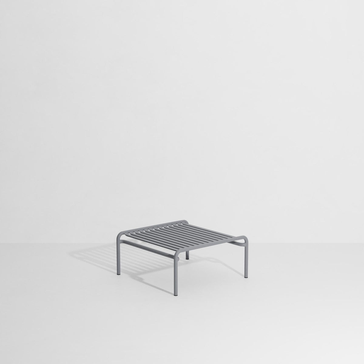 Week-End Coffee Table small von Petite Friture in Gold: ovaler Loungetisch aus Aluminium mit horizontalen und vertikalen Lamellenstreifen.