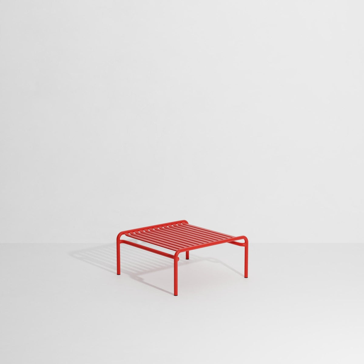Week-End Coffee Table small von Petite Friture in Gold: ovaler Loungetisch aus Aluminium mit horizontalen und vertikalen Lamellenstreifen.
