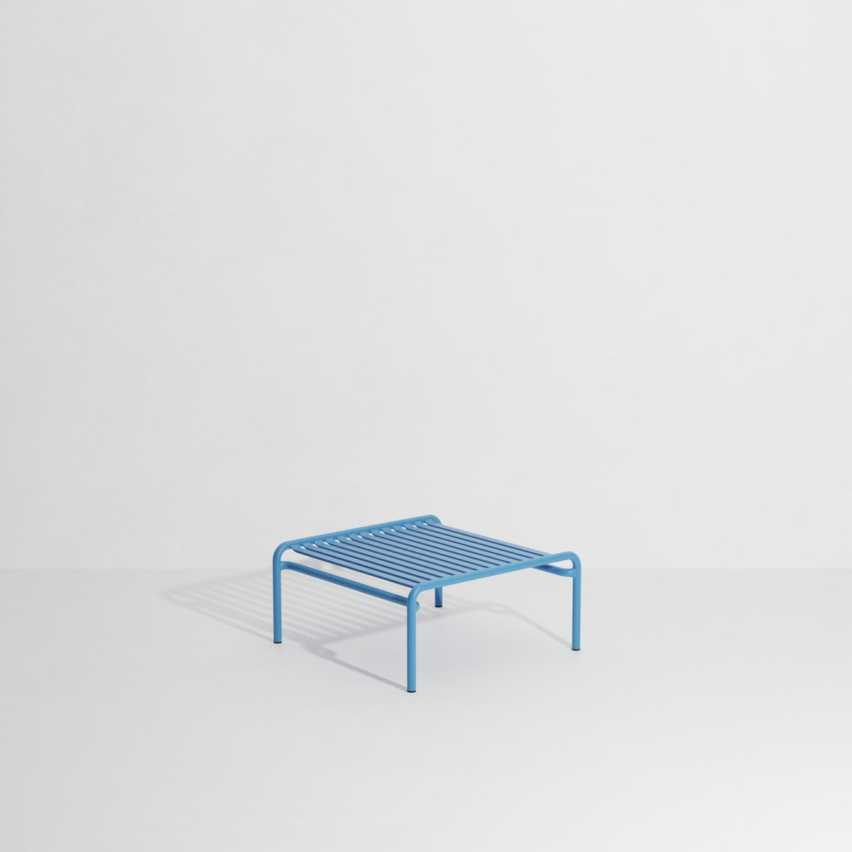 Week-End Coffee Table small von Petite Friture in Gold: ovaler Loungetisch aus Aluminium mit horizontalen und vertikalen Lamellenstreifen.