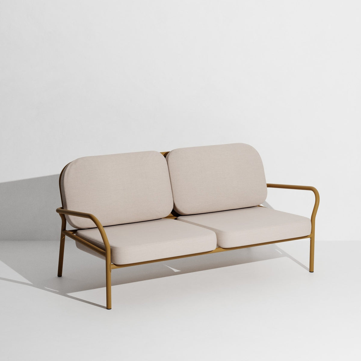 Week-End Gartenbank mit Armlehne von Petite Friture in Gold, Aluminium mit gerahmter ovaler Form und Lamellenstruktur.