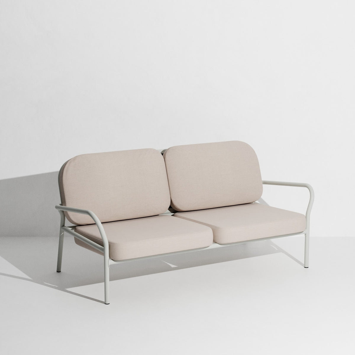 Week-End Gartenbank mit Armlehne von Petite Friture in Gold, Aluminium mit gerahmter ovaler Form und Lamellenstruktur.
