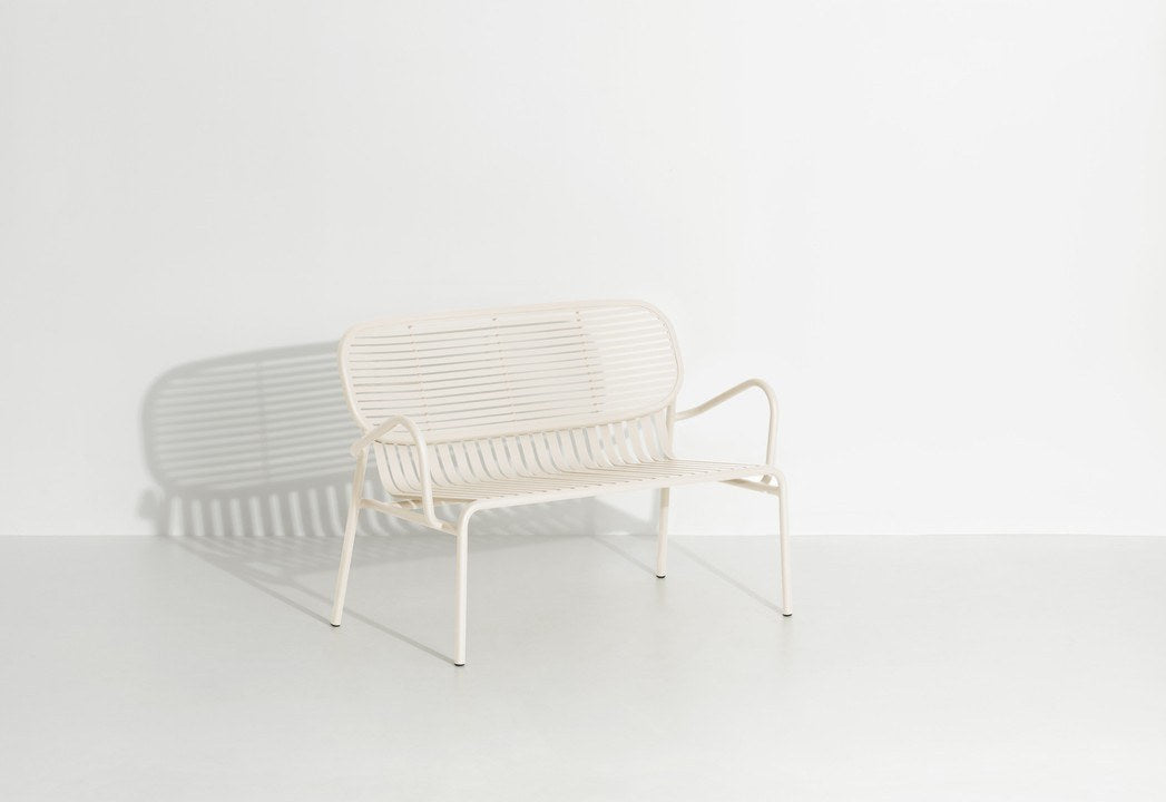 Week-End Gartenbank mit Armlehne von Petite Friture in Gold, Aluminium mit gerahmter ovaler Form und Lamellenstruktur.