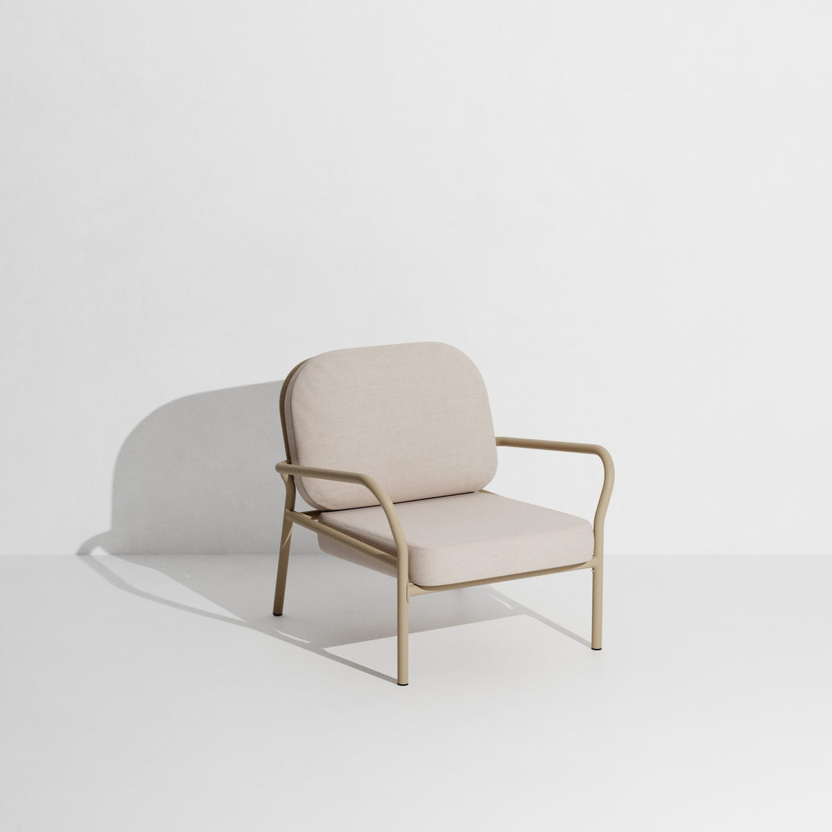Week-End Gartenbank mit Armlehne von Petite Friture in Gold, Aluminium mit gerahmter ovaler Form und Lamellenstruktur.