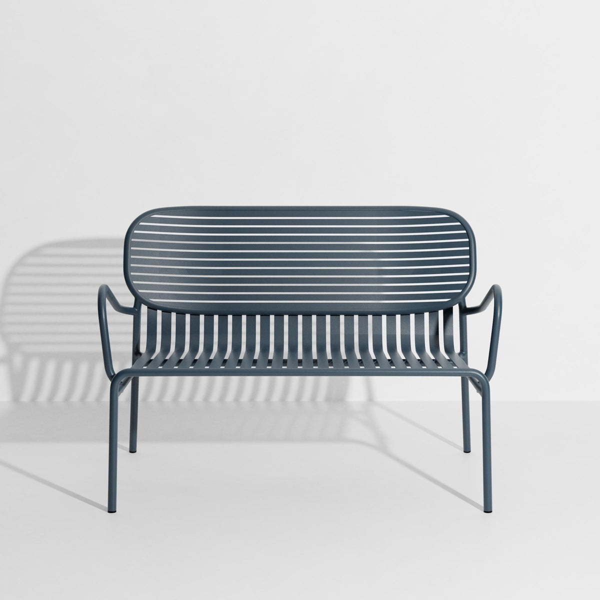 Week-End Gartenbank mit Armlehne von Petite Friture in Gold, Aluminium mit gerahmter ovaler Form und Lamellenstruktur.
