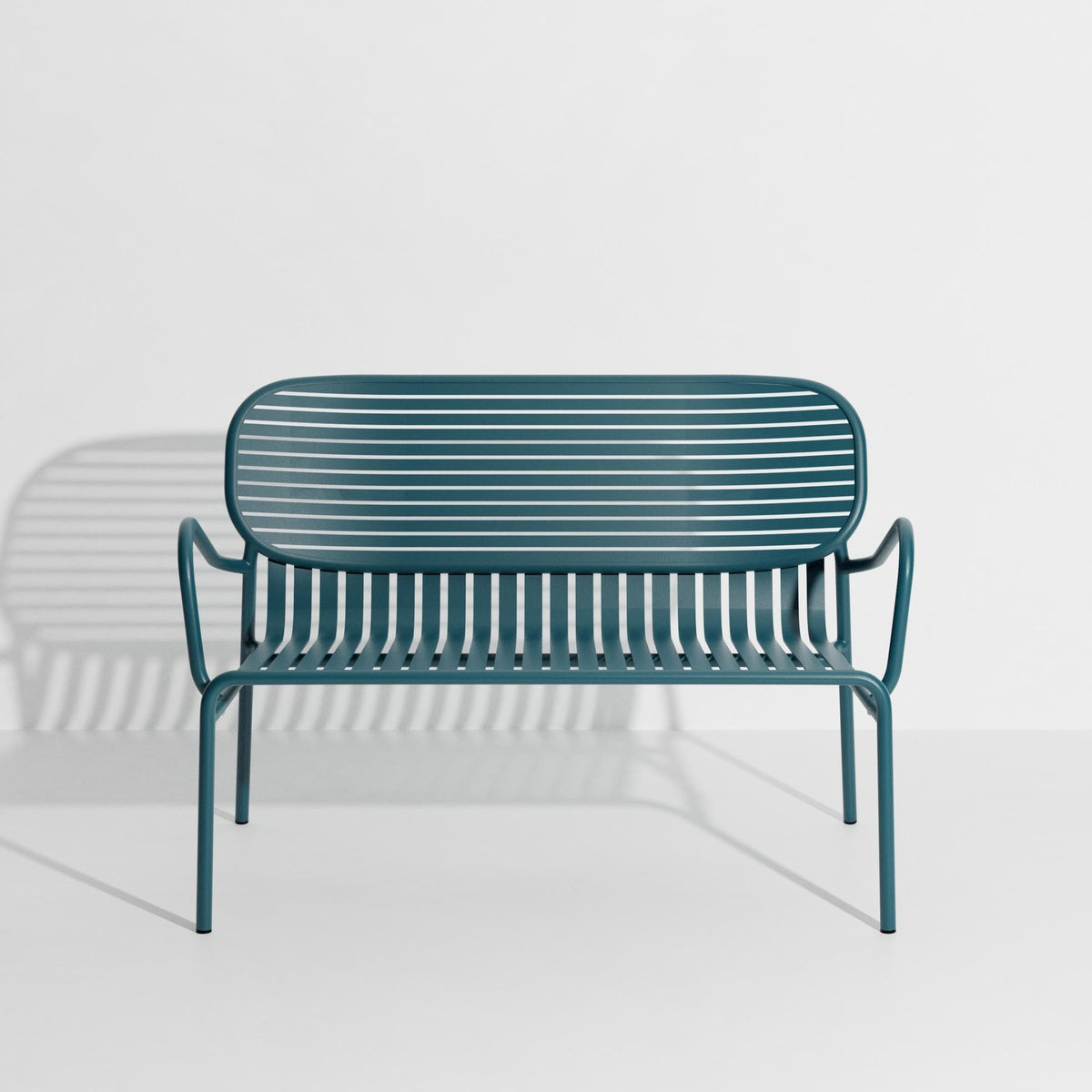 Week-End Gartenbank mit Armlehne von Petite Friture in Gold, Aluminium mit gerahmter ovaler Form und Lamellenstruktur.
