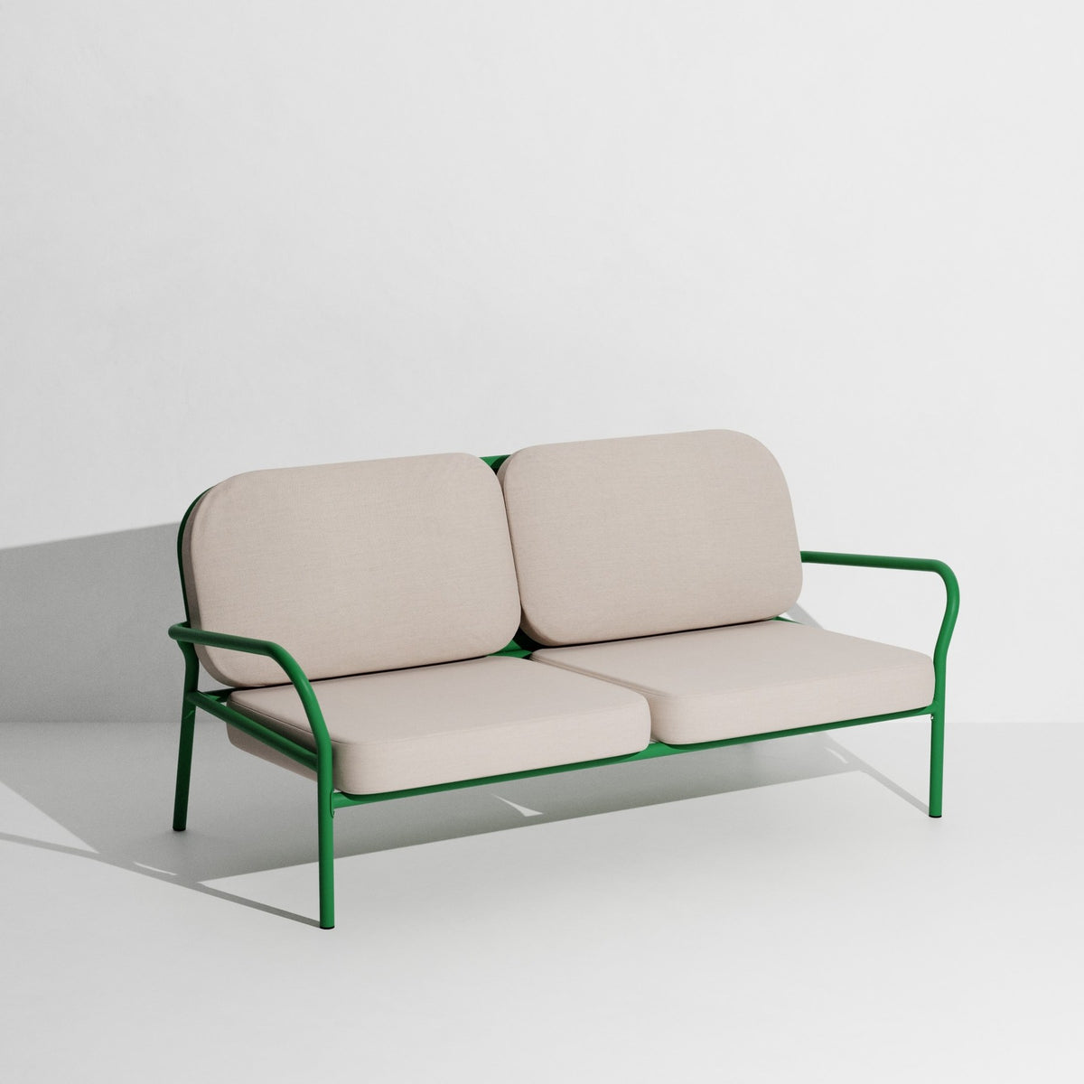 Week-End Gartenbank mit Armlehne von Petite Friture in Gold, Aluminium mit gerahmter ovaler Form und Lamellenstruktur.