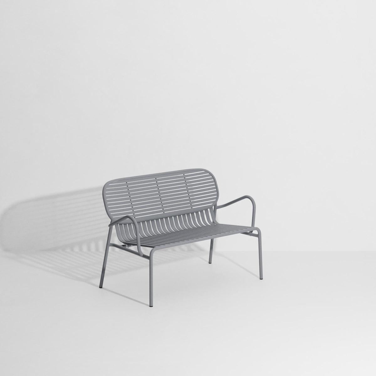 Week-End Gartenbank mit Armlehne von Petite Friture in Gold, Aluminium mit gerahmter ovaler Form und Lamellenstruktur.